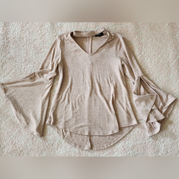 Chic Pale Pink V-Neck Tunic Top with Slit Bat Sleeves and Built-in Choker - Picture 5 of 10